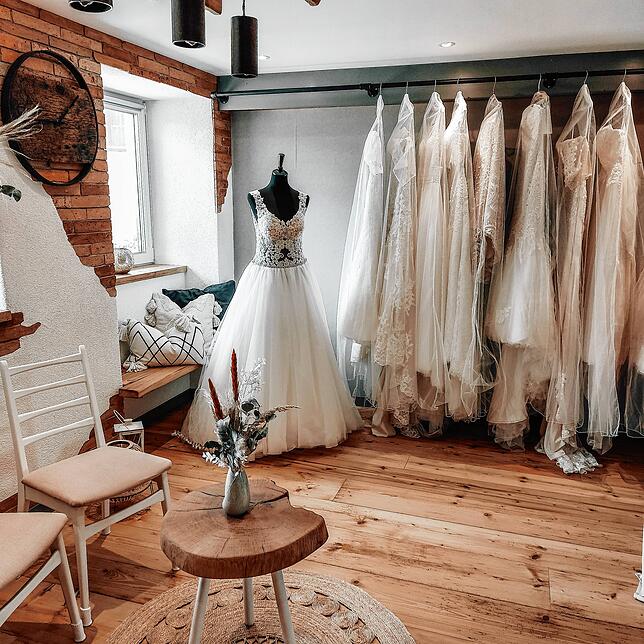 Übersichtlich hängen Kleider und Accessoires in ihrem Studio.