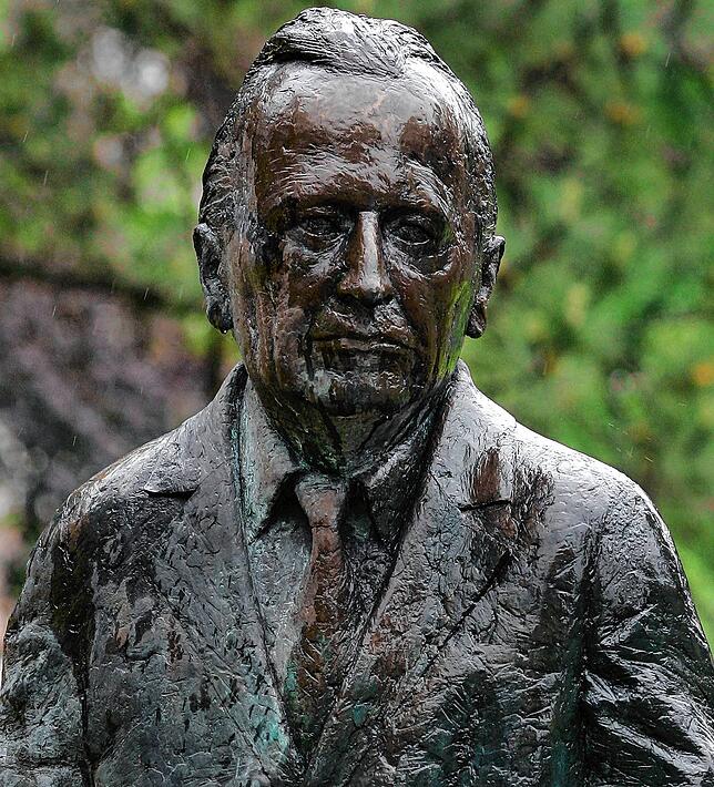 Prominenter Toter auf Basler Friedhof: Karl Jaspers (hier eine Bronzebüste aus Oldenburg). Bild: Ingo Wagner/dpa