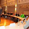 OB Simon Gröger hört sich an, welche Bedenken Simon Stumpp vom Eisenbahner Sport Verein gegen die Erweiterung des Bora Hotels vorbringt.