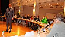OB Simon Gröger hört sich an, welche Bedenken Simon Stumpp vom Eisenbahner Sport Verein gegen die Erweiterung des Bora Hotels vorbringt.