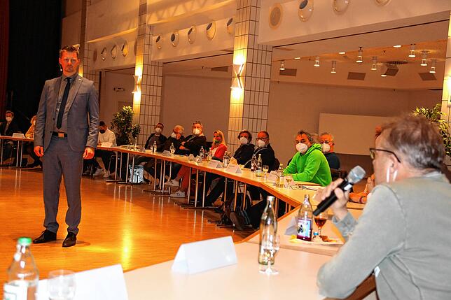 OB Simon Gröger hört sich an, welche Bedenken Simon Stumpp vom Eisenbahner Sport Verein gegen die Erweiterung des Bora Hotels vorbringt.