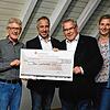Über den Scheck von 5000 Euro, der ihr von Hermann Gruber (links), dem neuen Vorsitzenden ihres Fördervereins überreicht wurde, freut ...