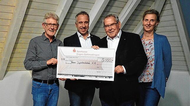 Über den Scheck von 5000 Euro, der ihr von Hermann Gruber (links), dem neuen Vorsitzenden ihres Fördervereins überreicht wurde, freut ...
