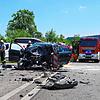 Das Auto des mutmaßlichen Unfallverursachers liegt völlig demoliert auf der B31 auf Höhe Uhldingen-Mühlhofen.