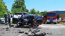 Das Auto des mutmaßlichen Unfallverursachers liegt völlig demoliert auf der B31 auf Höhe Uhldingen-Mühlhofen.