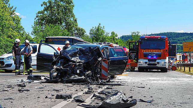 Das Auto des mutmaßlichen Unfallverursachers liegt völlig demoliert auf der B31 auf Höhe Uhldingen-Mühlhofen.