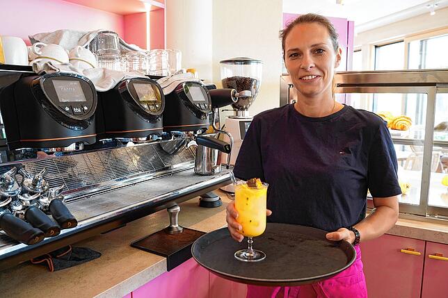 Anne Varin serviert im oni&lu die Tropical Beach Limo.