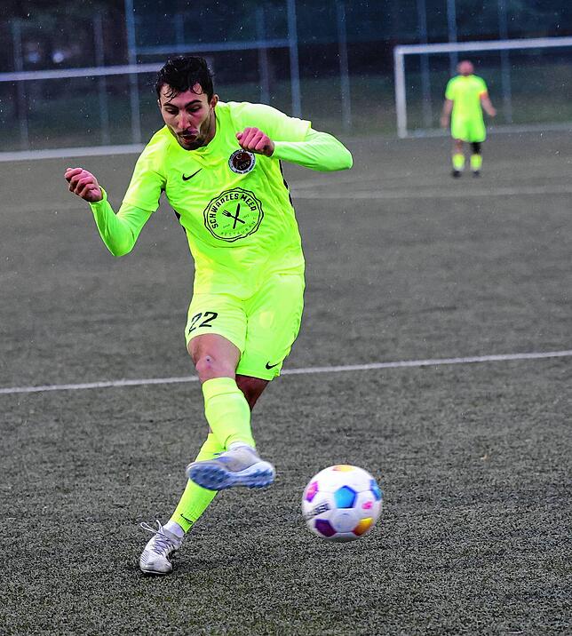 Süleyman Karacan vom Türk. SV Singen ist mit seiner Mannschaft Tabellenführer der Landesliga.
