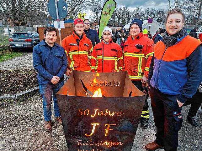 Für einen Ort zum Aufwärmen auf dem Weihnachtsmarkt sorgte die Jugendfeuerwehr Rielasingen-Worblingen. Sie verkauften aber auch unter ...