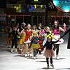 So sieht das Finale des Schaulaufens traditionell aus: Alle Teilnehmer betreten noch einmal das Eis und winken dem Publikum zu. Bild: ...