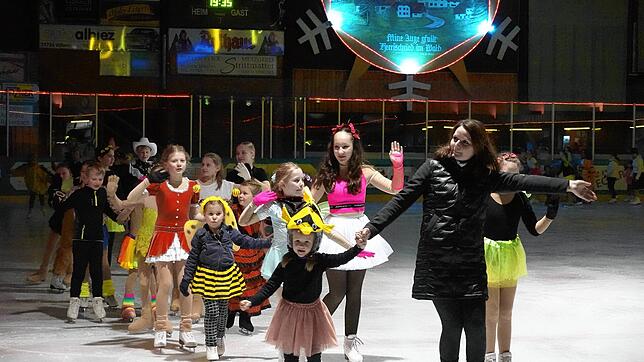 So sieht das Finale des Schaulaufens traditionell aus: Alle Teilnehmer betreten noch einmal das Eis und winken dem Publikum zu. Bild: ...