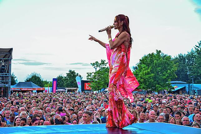 Schlagersängerin Andrea Berg machte den Auftakt beim Sommersound-Festival in Villingen-Schwenningen. 5000 Fans feierten mit der Sängerin ...