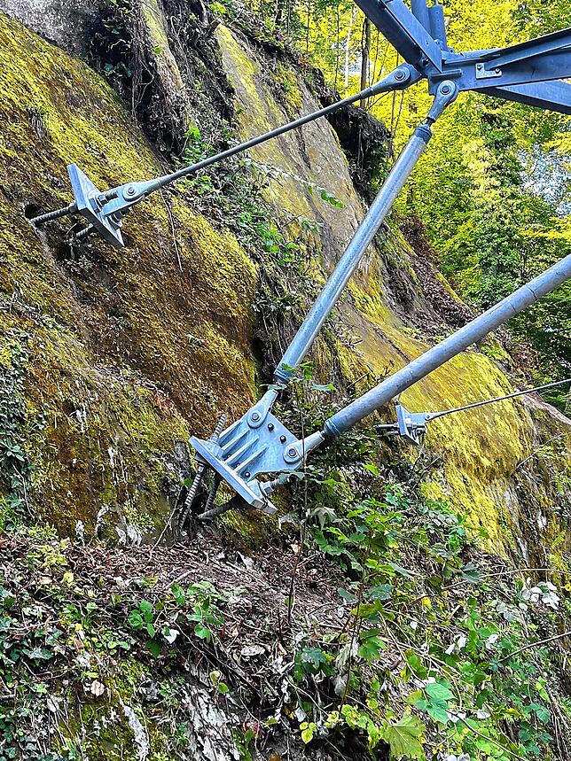 Die Felsanker halten die Stege. Zwischen Fels und Steg kann lockeres Geröll hindurchfallen.