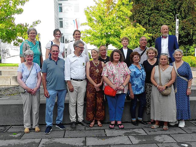 Sie bekräftigten die Freundschaft zwischen den drei Partnerstädten (vorne, von links): Jackie Price, Markus Schmitt, Oberbürgermeister ...