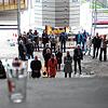 Die Besucher der Richtfestfeier des Neubaus der Gerhard-Thielcke-Realschule warten auf den Richtspruch der Zimmerleute der Zimmerei ...