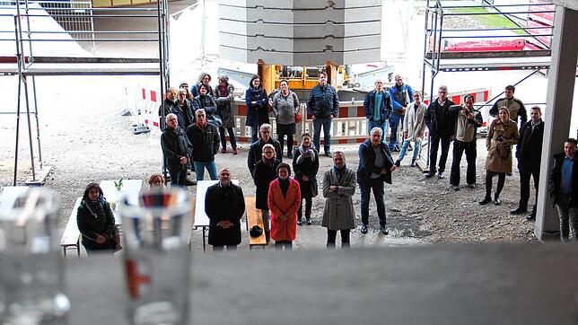 Die Besucher der Richtfestfeier des Neubaus der Gerhard-Thielcke-Realschule warten auf den Richtspruch der Zimmerleute der Zimmerei ...