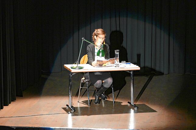 Dorothee Adrian las aus Ahmads zweitem Buch &bdquo;Taxi Damaskus&ldquo;.