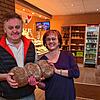 Herbert Weisser und seine Frau Maria mit einem der berühmten Sauerteigbrote in der Bäckerei in Tennenbronn, die Weisser zum 1. März ...