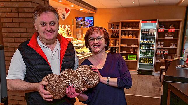 Herbert Weisser und seine Frau Maria mit einem der berühmten Sauerteigbrote in der Bäckerei in Tennenbronn, die Weisser zum 1. März ...