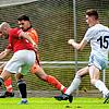 Knockout: Der Hausener Florian Ries erzielt das 3:2 für seine Mannschaft gegen den machtlosen Laufenburger Torwart Fatih Er. Auch Simon ...