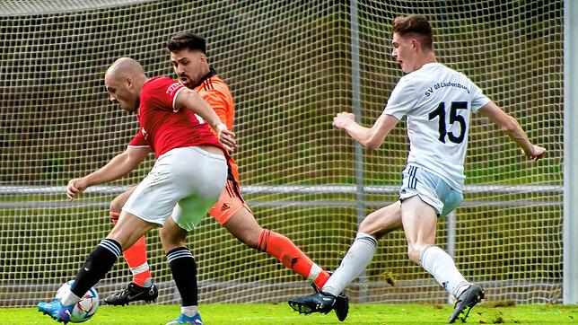 Knockout: Der Hausener Florian Ries erzielt das 3:2 für seine Mannschaft gegen den machtlosen Laufenburger Torwart Fatih Er. Auch Simon ...