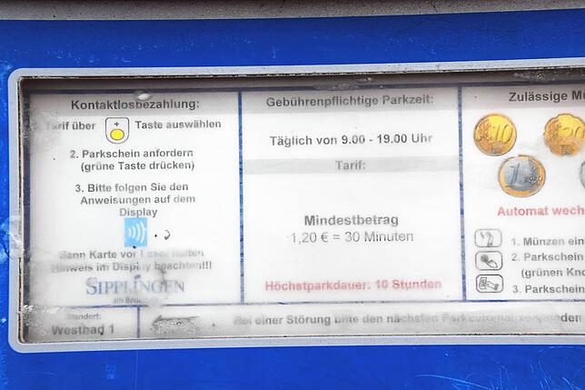 Der Parkautomat am Parkplatz West beim Strandbad Sipplingen. Parken kostet 1,20 Euro pro halbe Stunde. Es gibt keine Tageskarten.