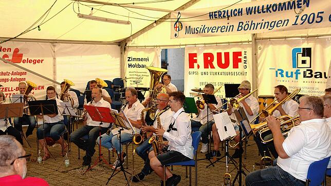 Als „Anno Dazumal Band“ feierten zahlreiche Gründungsmitglieder der Jugendkapelle Böhringen nach 50 Jahren beim Dorfplatzfest ...