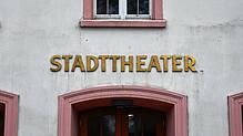 (Archivbild) Bei einem Unfall im Stadttheater Konstanz ist ein Mitarbeiter durch Batteriesäure verletzt worden.