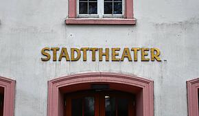 (Archivbild) Bei einem Unfall im Stadttheater Konstanz ist ein Mitarbeiter durch Batteriesäure verletzt worden.