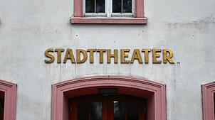 (Archivbild) Bei einem Unfall im Stadttheater Konstanz ist ein Mitarbeiter durch Batteriesäure verletzt worden.