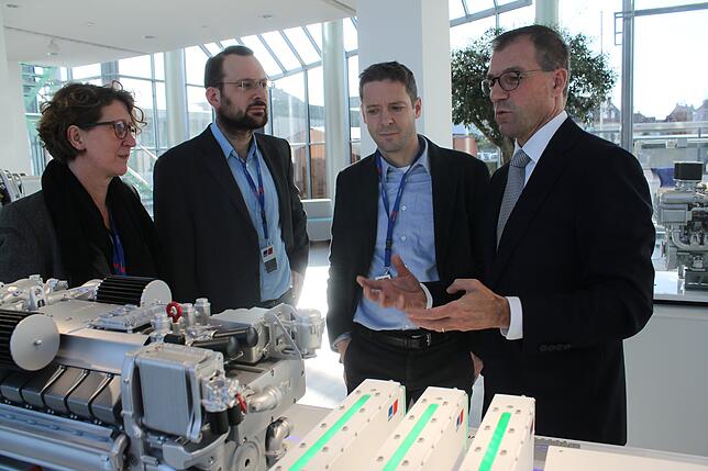 Auch in vielen Nutzfahrzeugen steckt Technologie vom Bodensee. Hier Motorenmontage in Friedrichshafen, am Stammsitz von RRPS und seiner ...