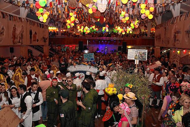Fasnacht ist eine der bekanntesten, aber nicht die einzige Nutzung der Scheffelhalle: Bilder von der Maskenprämierung beim Zunftball der ...