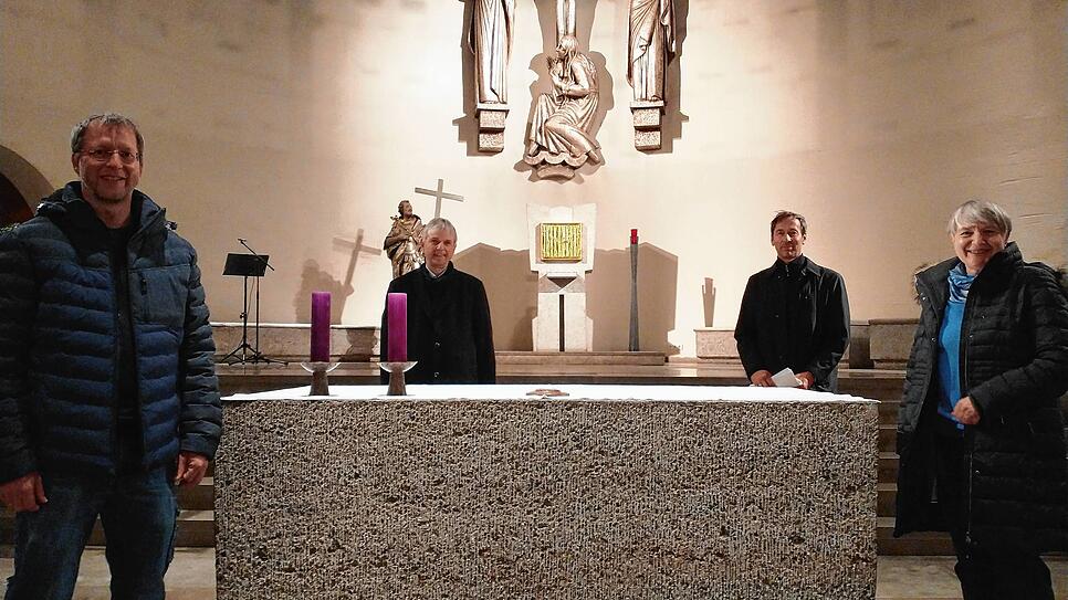 Freuen sich auf die Ergebnisse der Renovierung und Neugestaltung der Kirche St. Oswald (von links): Pfarrgemeinderat Stephan Kessler, ...