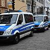 Viel Polizei, keine Demonstranten. Auf der Marktstätte reihen sich am Sonntag die Polizei-Fahrzeuge.