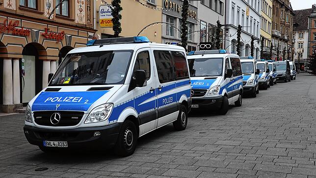 Viel Polizei, keine Demonstranten. Auf der Marktstätte reihen sich am Sonntag die Polizei-Fahrzeuge.