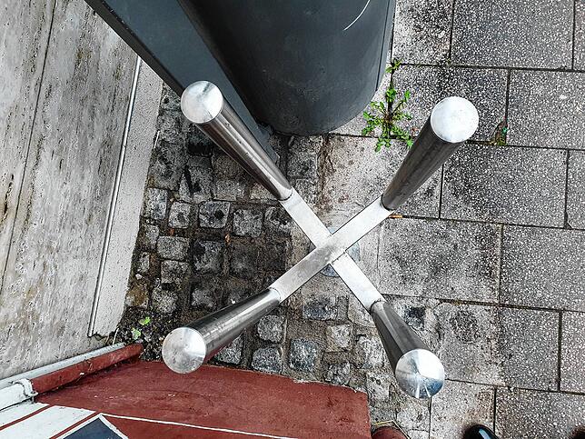 Made in Villingen, zusammengeschweißt vom Bauhof und fast schon ein Design-Objekt: Ob dieser Pizzaschachtelsammler akzeptiert wird, kann ...