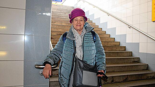 Frau Bosler fährt täglich mit der Regionalbahn von Ulm nach Friedrichshafen, um ihre schwerkranke Tochter zu besuchen. Als wäre das ...