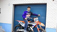 Ein echtes Talent ist der 16-jährige Jano Löffler auf seiner Motocross-Maschine. Seine Eltern unterstützen den jungen Sportler und ...