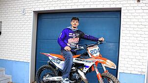 Ein echtes Talent ist der 16-jährige Jano Löffler auf seiner Motocross-Maschine. Seine Eltern unterstützen den jungen Sportler und ...