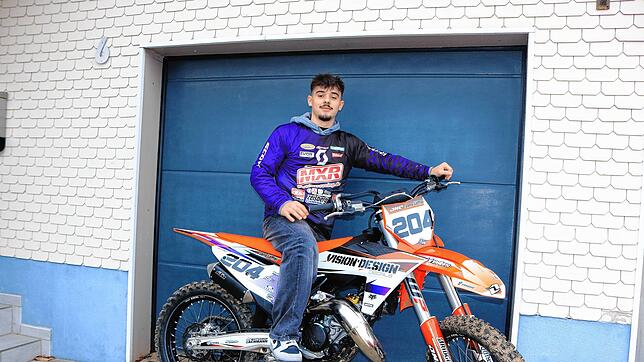Ein echtes Talent ist der 16-jährige Jano Löffler auf seiner Motocross-Maschine. Seine Eltern unterstützen den jungen Sportler und ...