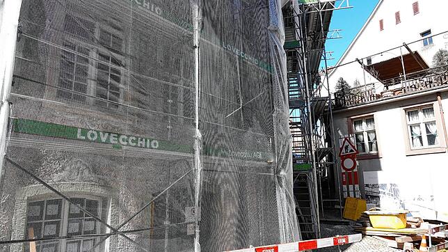 Blick auf die Baustelle im Außenbereich. Das Museum Schiff im Schweizer Laufenbug ist eingerüstet. Fotos: Peter Schütz