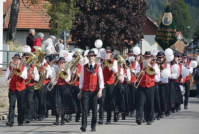 11: Zum 50. Volksfestjubiläum führt der Musikverein Kurkapelle Schonach unter der Leitung von Markus Kammerer den Festzug ins Obertal ...