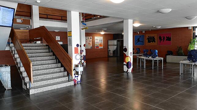 Hier tobt sonst das Leben. Der Eingangsbereich der Realschule ist ohne Schüler ein trauriger Anblick.