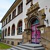 Eine große alte Holztür führt in das Gebäude des Amtsgerichts Stockach. Ganz hinten links sind die hohen Fenster des Gerichtssaals auf ...