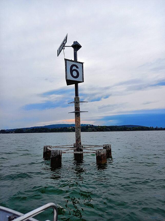 Das Seezeichen 6 ist für alle Bootsführer, die vom Seerhein in den Untersee wollen. Hier müssen sie unbedingt außen daran vorbei, um ...