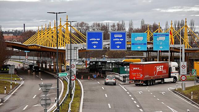 (Archivbild von 2023) Hier am Grenzübergang Konstanz-Autobahn ist ein Taxifahrer aufgeflogen, der sich im Nebenerwerb auch noch als ...