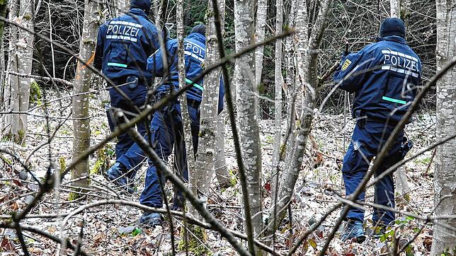 Wo ist Dirk Brünker? Am Donnerstag, 2. März, durchkämmen über 100 Polizisten den Weißwald zwischen Beckhofen im Brigachtal und Grüningen ...