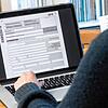 Wer zur Abgabe einer Steuererklärung verpflichtet ist und nicht von einem Steuerberater betreut wird, muss dies bis zum 30. September tun.
