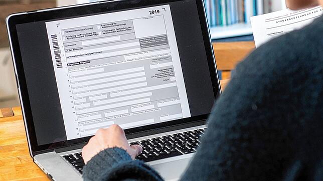 Wer zur Abgabe einer Steuererklärung verpflichtet ist und nicht von einem Steuerberater betreut wird, muss dies bis zum 30. September tun.