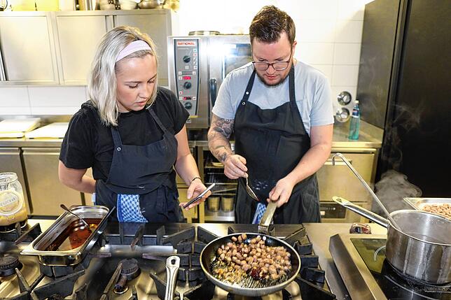 Während Jari Dochat die Gnocchi für den Hauptgang in der Pfanne schwenkt, hält Mona Hiermaier viele Schritte mit ihrem Handy fest. ...